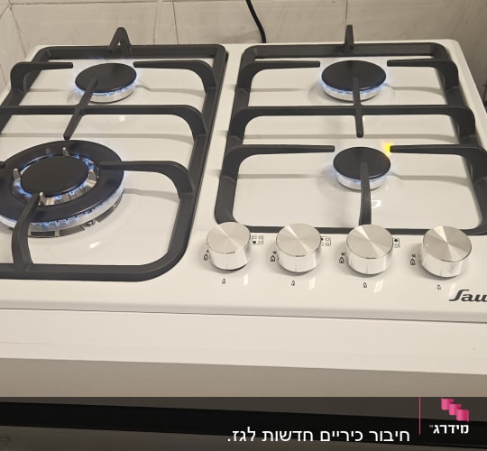כיריים גז עם ארבעה מבערים במטבח